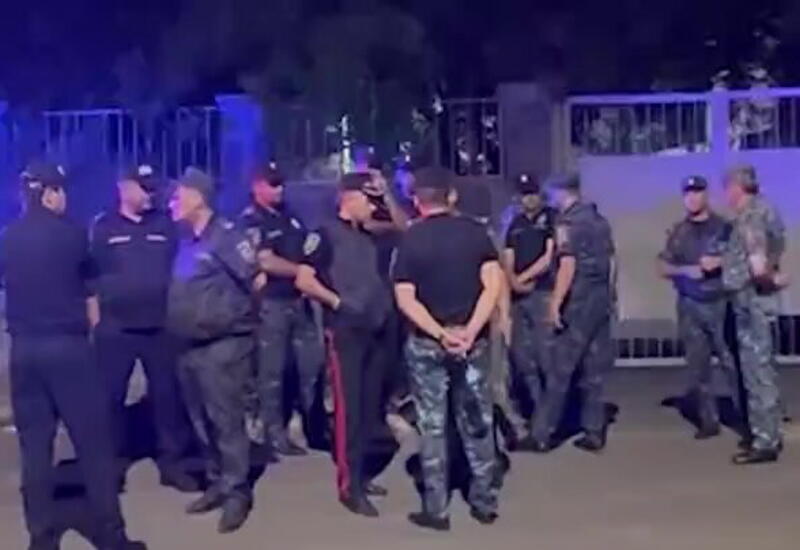 Дело Галстаняна: В Ереване оцепили здание суда, собирается толпа