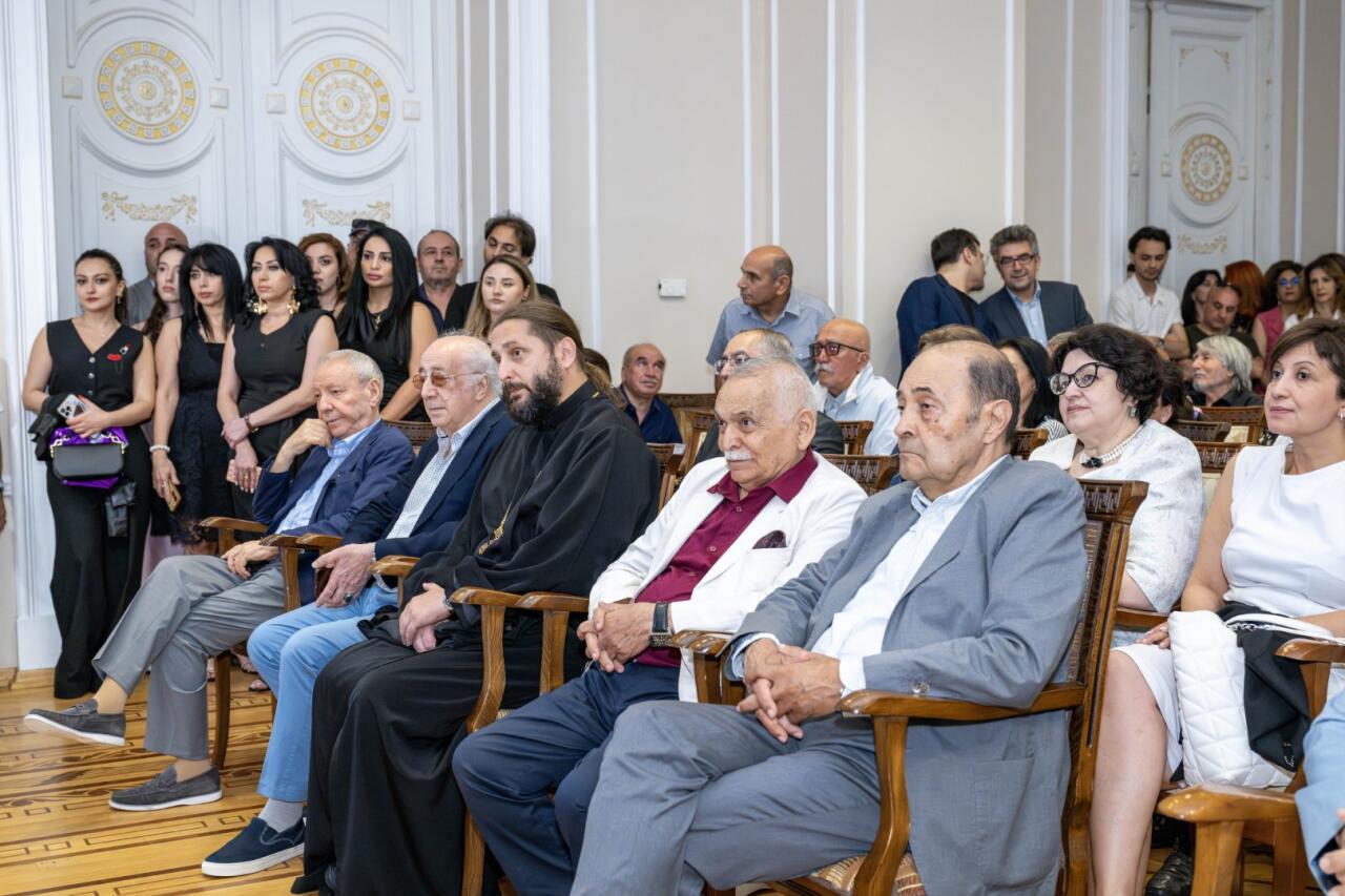 В Баку открылась выставка уникальных работ Натига Сафарова к его юбилею