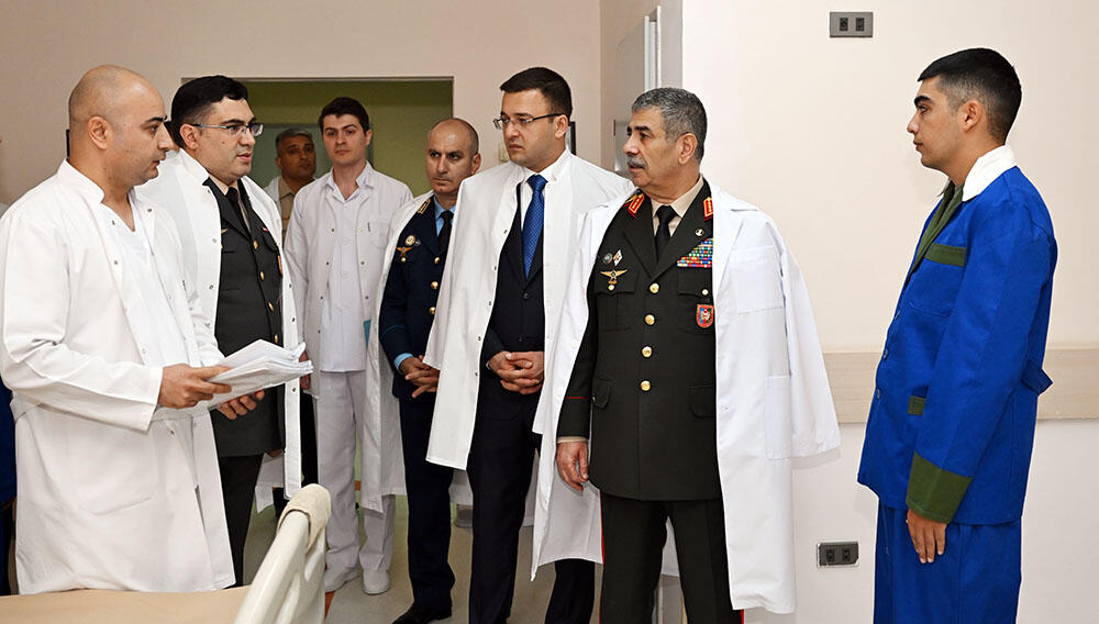 Silahlı Qüvvələr Günündə Müdafiə Nazirliyinin rəhbərliyi hospitalı ziyarət edib