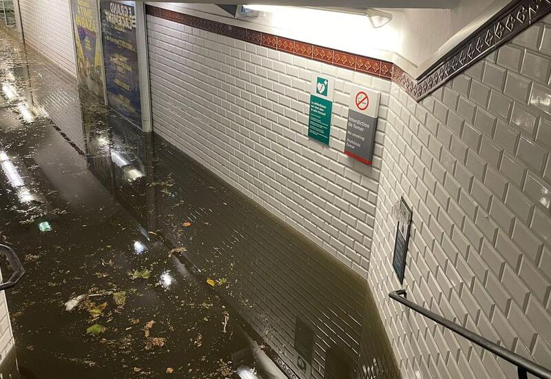 Парижское метро осталось под водой