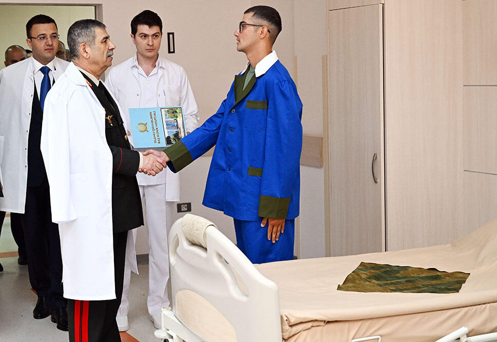 Silahlı Qüvvələr Günündə Müdafiə Nazirliyinin rəhbərliyi hospitalı ziyarət edib