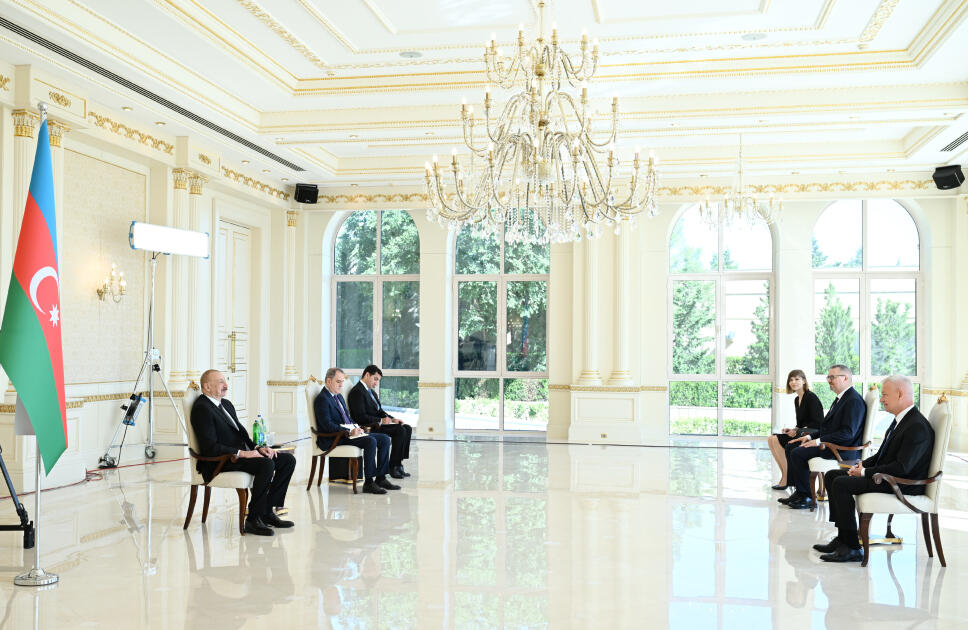 Prezident İlham Əliyev Polşanın ölkəmizdə yeni təyin olunmuş səfirinin etimadnaməsini qəbul edib