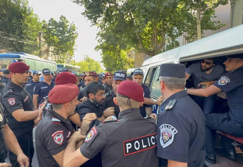 В Армении полиция задержала сторонников архиепископа