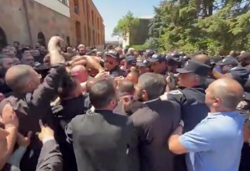 Полиция Армении применила силу против священников