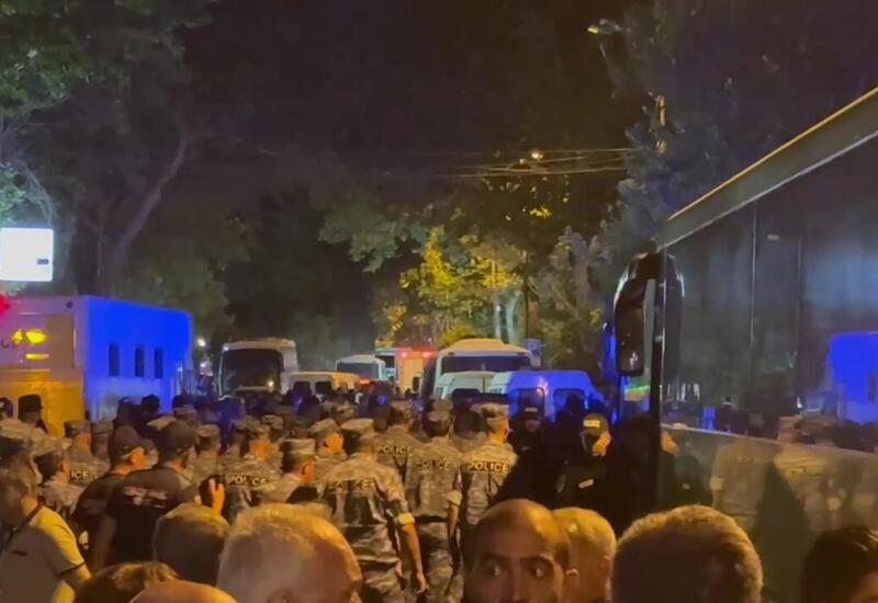 Архиепископа Аджапахяна перевозят в суд
