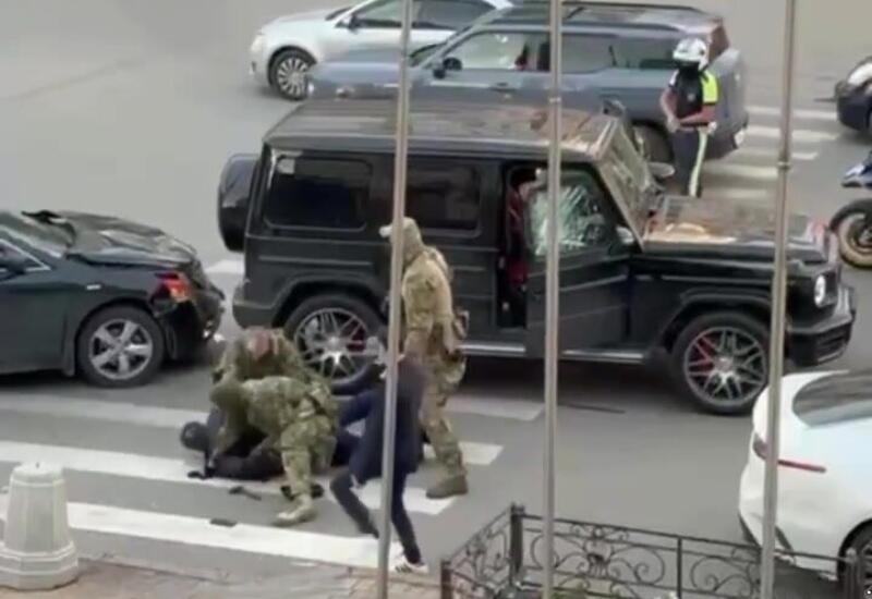 Момент зверского нападения российских силовиков на Шахина Шихлинского