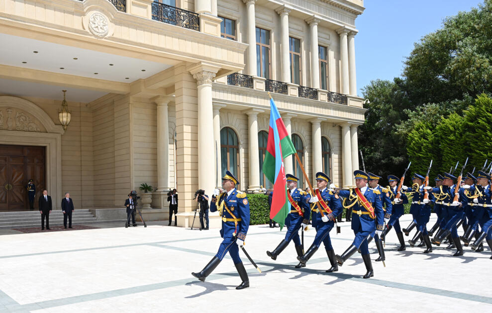 В Баку состоялась церемония официальной встречи Президента Узбекистана Шавката Мирзиёева