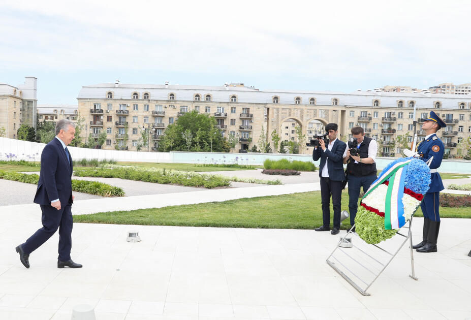 Özbəkistan Prezidenti Şavkat Mirziyoyev Bakıda Zəfər parkını ziyarət edib