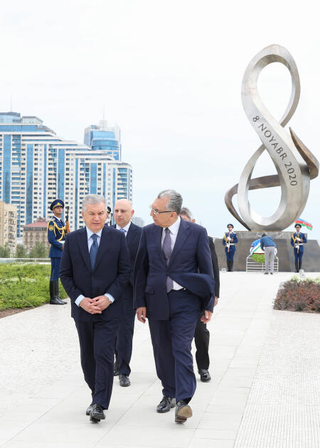 Özbəkistan Prezidenti Şavkat Mirziyoyev Bakıda Zəfər parkını ziyarət edib
