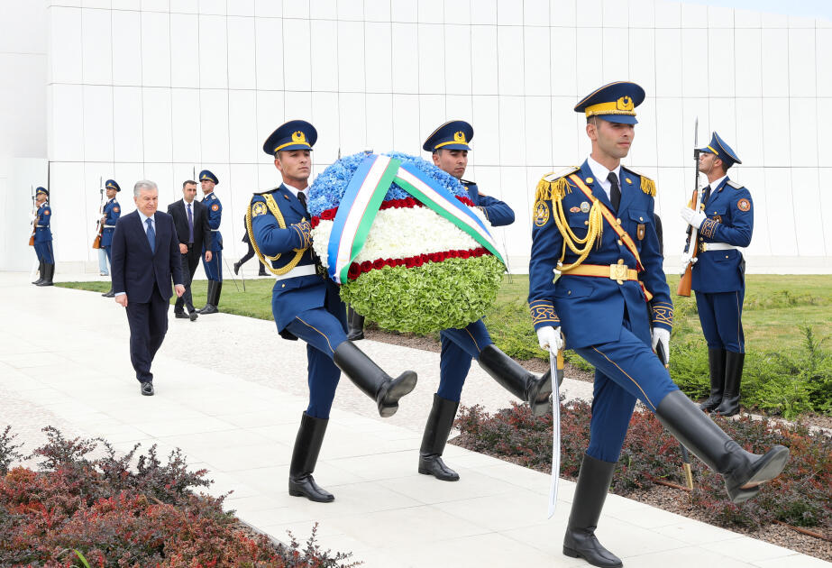 Özbəkistan Prezidenti Şavkat Mirziyoyev Bakıda Zəfər parkını ziyarət edib