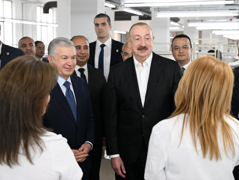 Президент Ильхам Алиев и Президент Шавкат Мирзиёев ознакомились с деятельностью швейной фабрики "Businesstex JV" в Ханкенди