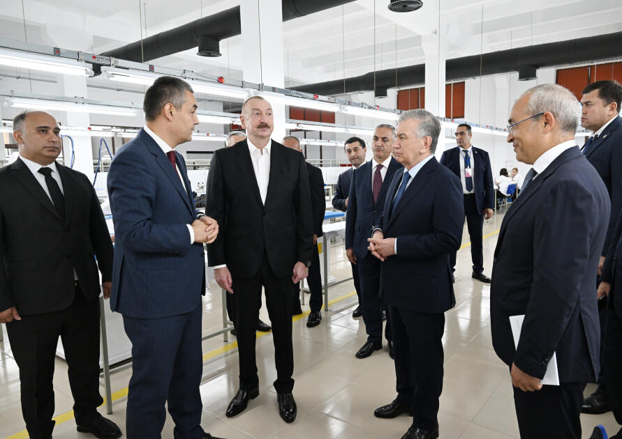 Президент Ильхам Алиев и Президент Шавкат Мирзиёев ознакомились с деятельностью швейной фабрики "Businesstex JV" в Ханкенди