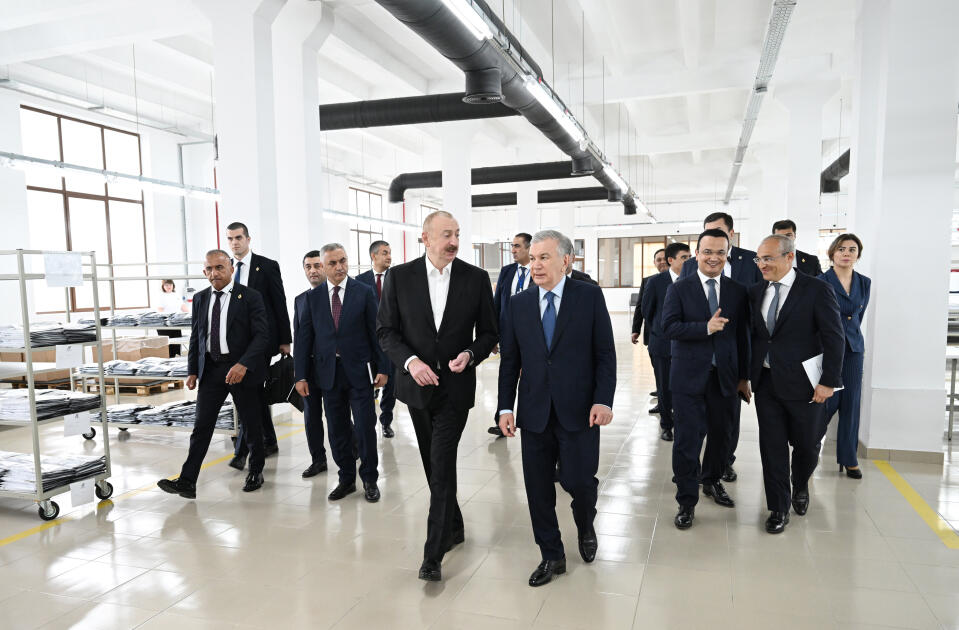 Президент Ильхам Алиев и Президент Шавкат Мирзиёев ознакомились с деятельностью швейной фабрики "Businesstex JV" в Ханкенди