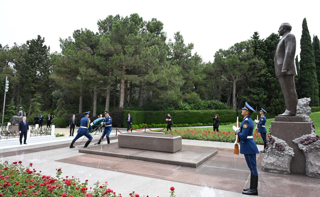 Özbəkistan Prezidenti Fəxri xiyabanda Ulu Öndər Heydər Əliyevin xatirəsini anıb
