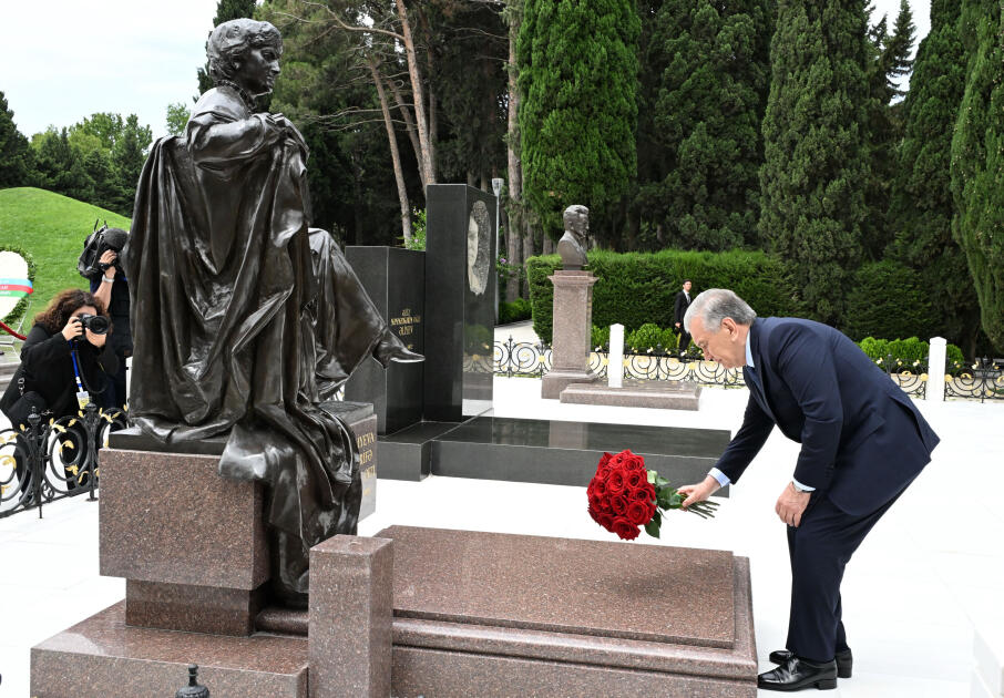 Özbəkistan Prezidenti Fəxri xiyabanda Ulu Öndər Heydər Əliyevin xatirəsini anıb