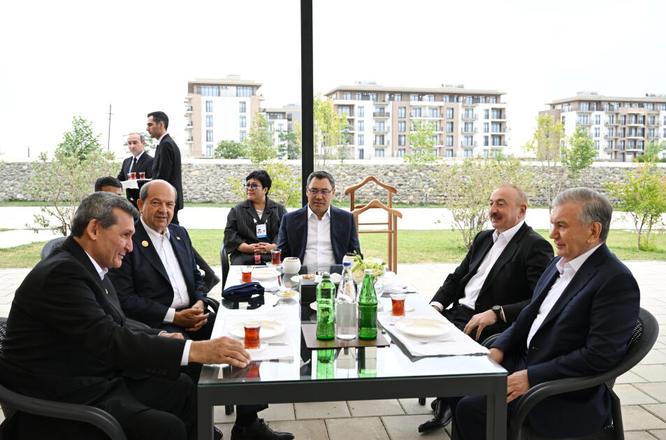 Prezident İlham Əliyev və ECO-nun 17-ci Zirvə görüşünün iştirakçıları Ağdamdakı “İmarət” Kompleksində Qarabağ atlarının “Zəfər” şousunu izləyiblər