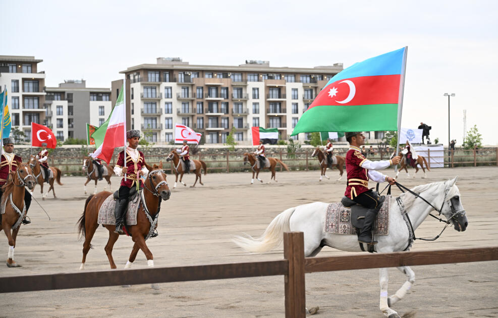Prezident İlham Əliyev və ECO-nun 17-ci Zirvə görüşünün iştirakçıları Ağdamdakı “İmarət” Kompleksində Qarabağ atlarının “Zəfər” şousunu izləyiblər