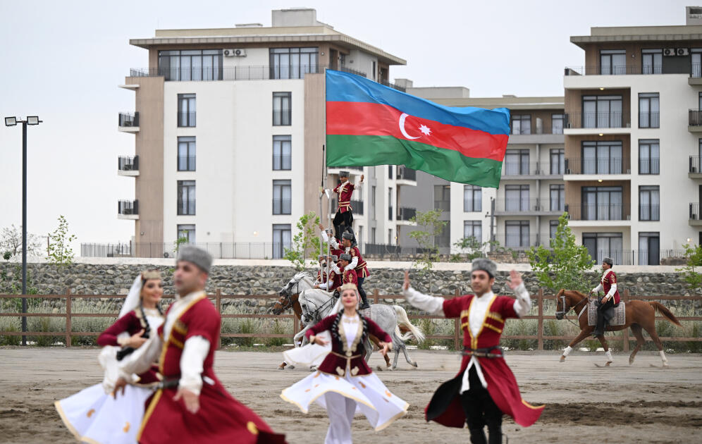 Prezident İlham Əliyev və ECO-nun 17-ci Zirvə görüşünün iştirakçıları Ağdamdakı “İmarət” Kompleksində Qarabağ atlarının “Zəfər” şousunu izləyiblər