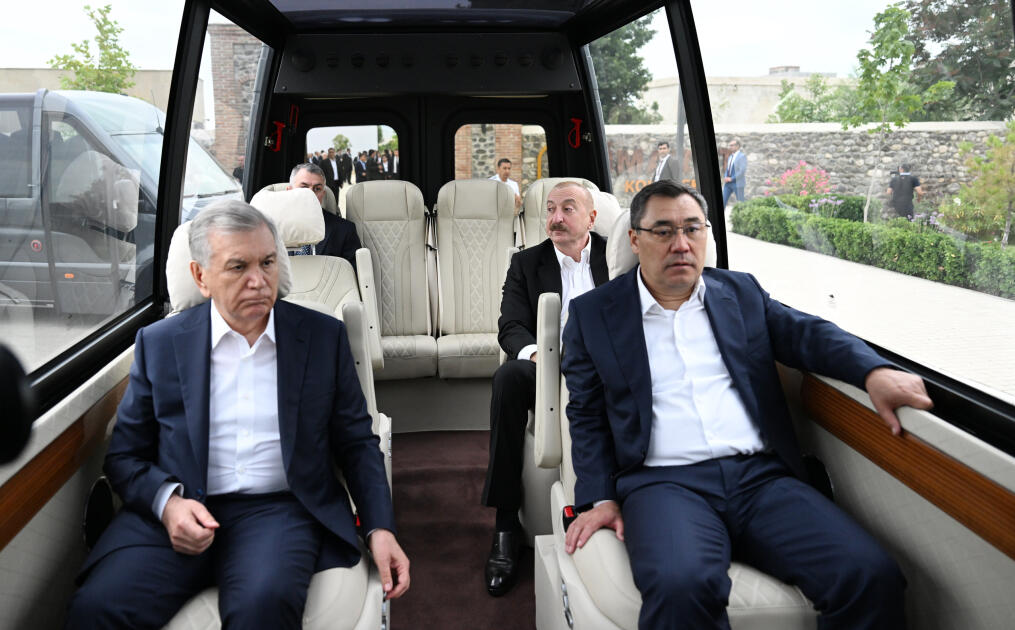 Prezident İlham Əliyev və ECO-nun 17-ci Zirvə görüşünün iştirakçıları Ağdamdakı “İmarət” Kompleksində Qarabağ atlarının “Zəfər” şousunu izləyiblər