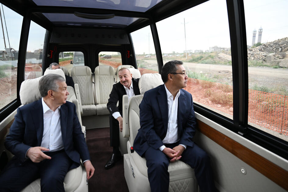 Prezident İlham Əliyev və ECO-nun 17-ci Zirvə görüşünün iştirakçıları Ağdamdakı “İmarət” Kompleksində Qarabağ atlarının “Zəfər” şousunu izləyiblər