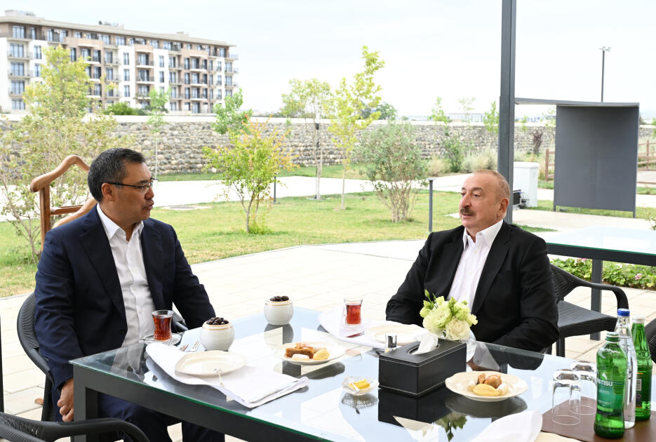 Prezident İlham Əliyev və ECO-nun 17-ci Zirvə görüşünün iştirakçıları Ağdamdakı “İmarət” Kompleksində Qarabağ atlarının “Zəfər” şousunu izləyiblər