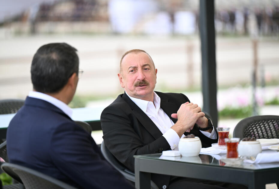 Prezident İlham Əliyev və ECO-nun 17-ci Zirvə görüşünün iştirakçıları Ağdamdakı “İmarət” Kompleksində Qarabağ atlarının “Zəfər” şousunu izləyiblər