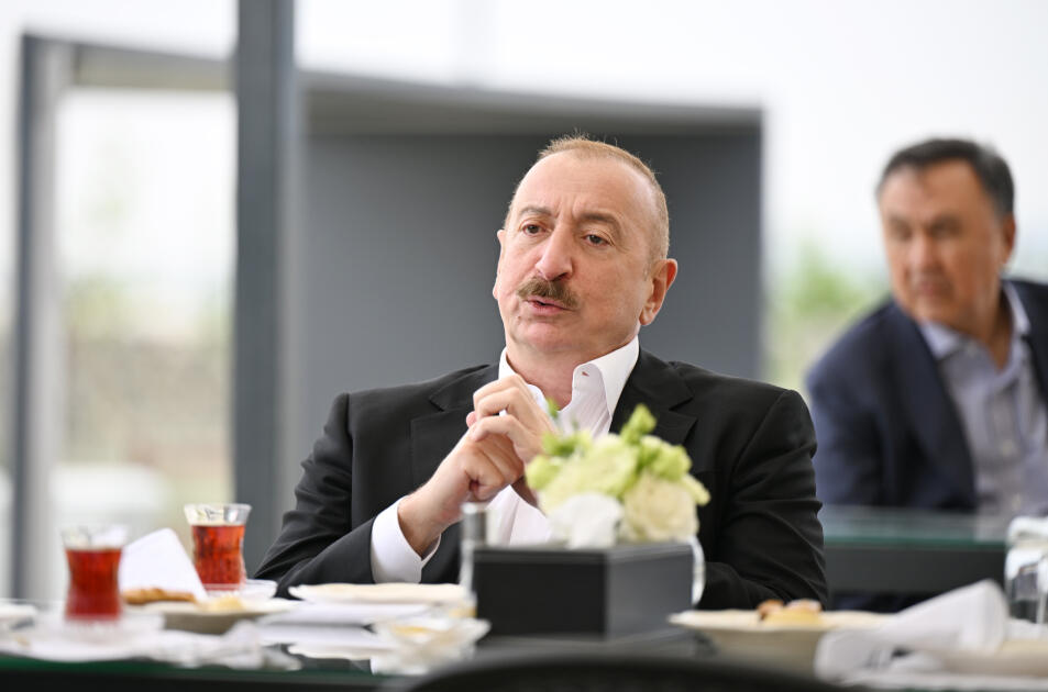 Prezident İlham Əliyev və ECO-nun 17-ci Zirvə görüşünün iştirakçıları Ağdamdakı “İmarət” Kompleksində Qarabağ atlarının “Zəfər” şousunu izləyiblər