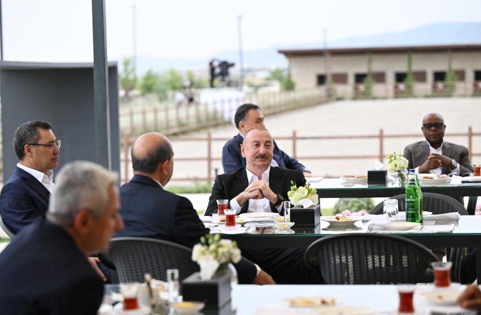 Prezident İlham Əliyev və ECO-nun 17-ci Zirvə görüşünün iştirakçıları Ağdamdakı “İmarət” Kompleksində Qarabağ atlarının “Zəfər” şousunu izləyiblər