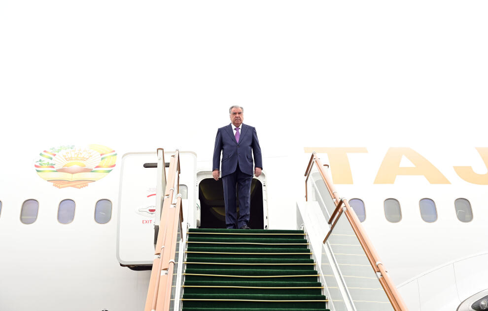 Президент Таджикистана прибыл в Азербайджан
