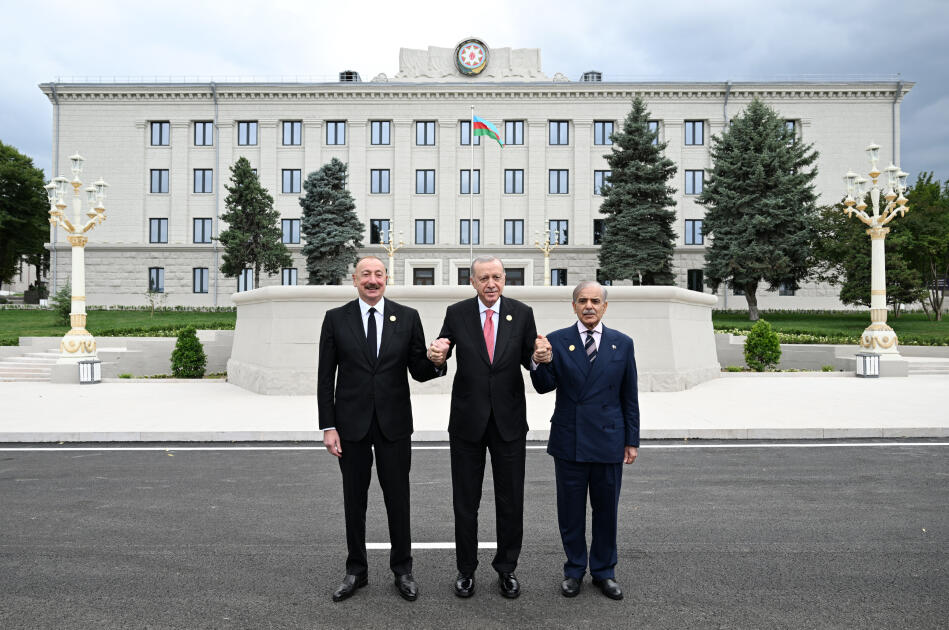 Prezident İlham Əliyev Xankəndi şəhərində İqtisadi Əməkdaşlıq Təşkilatının 17-ci Zirvə görüşündə çıxış edib