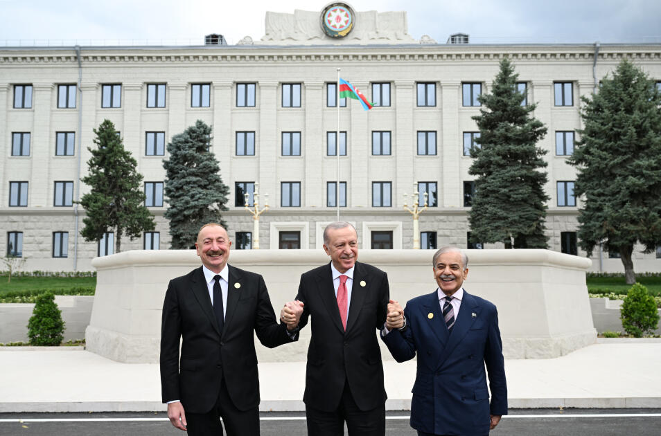 Prezident İlham Əliyev Xankəndi şəhərində İqtisadi Əməkdaşlıq Təşkilatının 17-ci Zirvə görüşündə çıxış edib