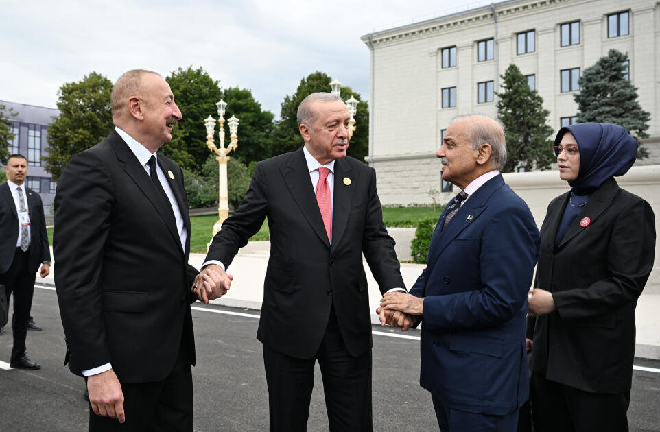 Prezident İlham Əliyev Xankəndi şəhərində İqtisadi Əməkdaşlıq Təşkilatının 17-ci Zirvə görüşündə çıxış edib