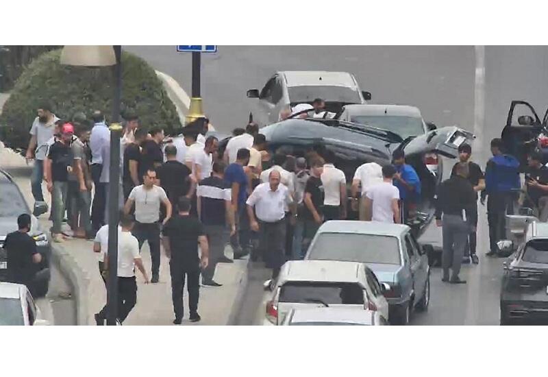 Авария в центре Баку привела к пробке