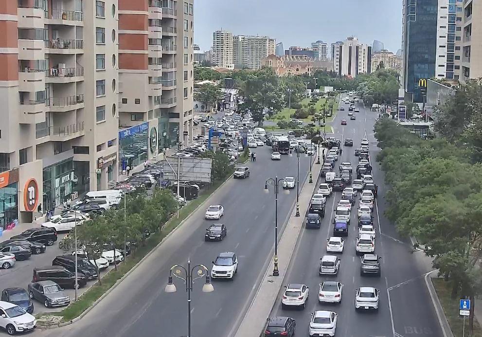 Авария в центре Баку привела к пробке