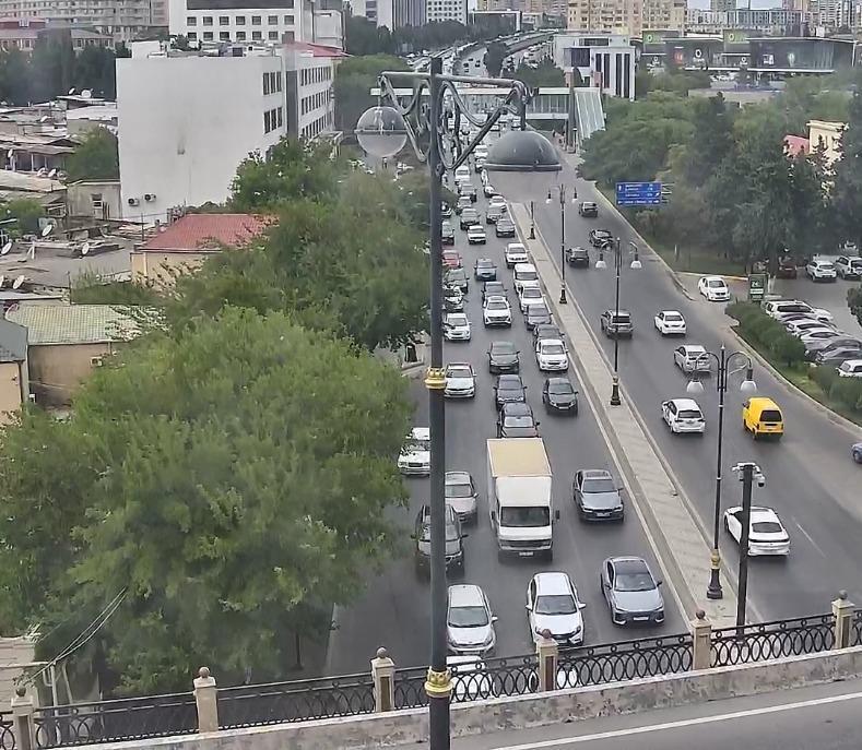 Авария в центре Баку привела к пробке