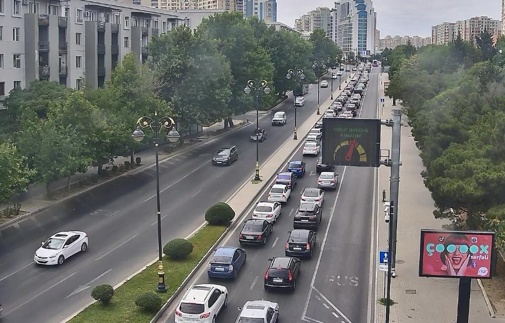 Авария в центре Баку привела к пробке