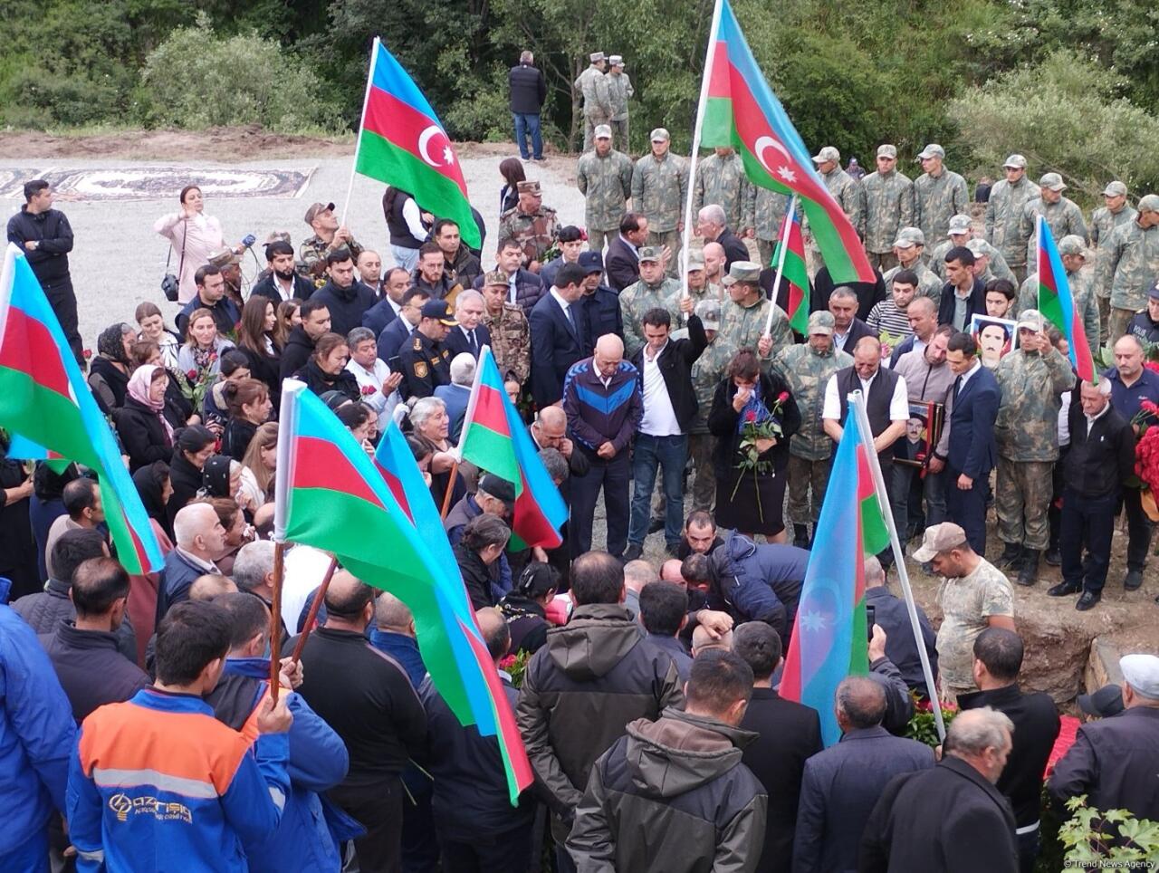 Kəlbəcərdə Birinci Qarabağ müharibəsində itkin düşmüş 3 şəhidin nəşinin qalıqları dəfn edildi