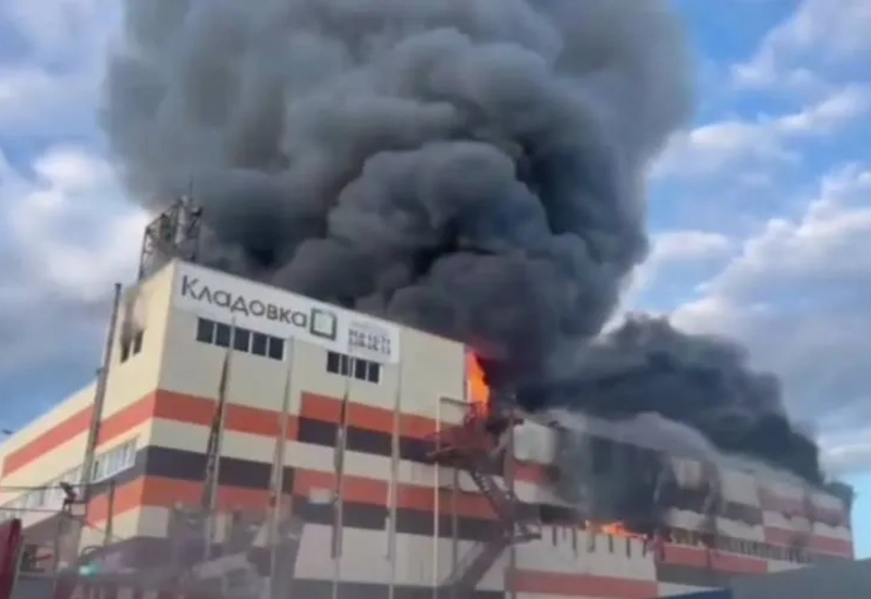 Десятки пожарных пытались потушить крупный пожар в Екатеринбурге