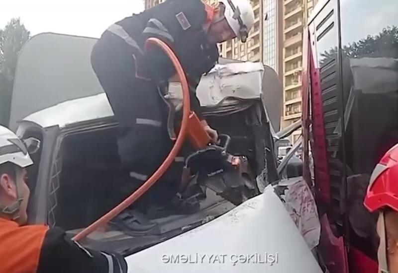 Грузовик врезался в пассажирский автобус в Баку