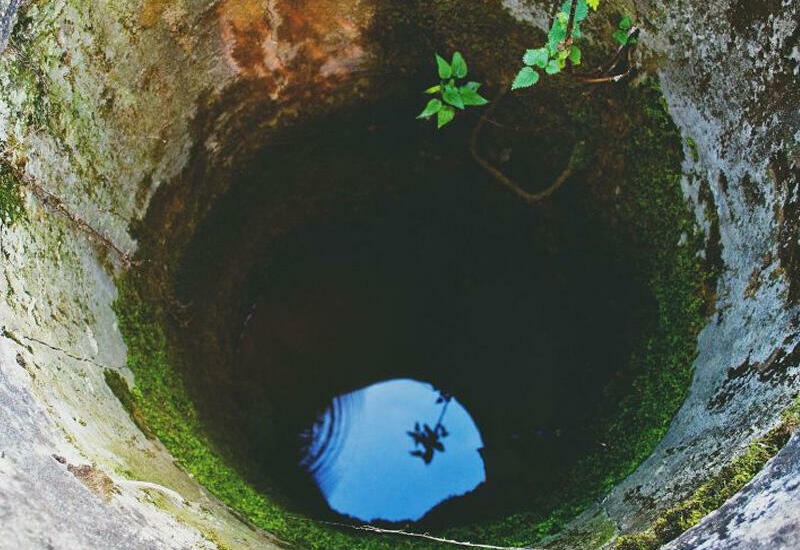 Daha bir nəfər quyuya düşdü