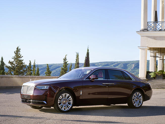 RRMC Baku представила две новые модели Rolls-Royce в Тбилиси