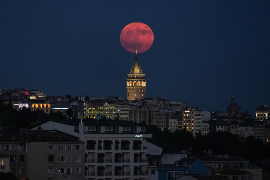 Над Землей взошла Оленья Луна