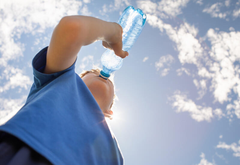 Врач рассказал, кому больше других угрожает жара