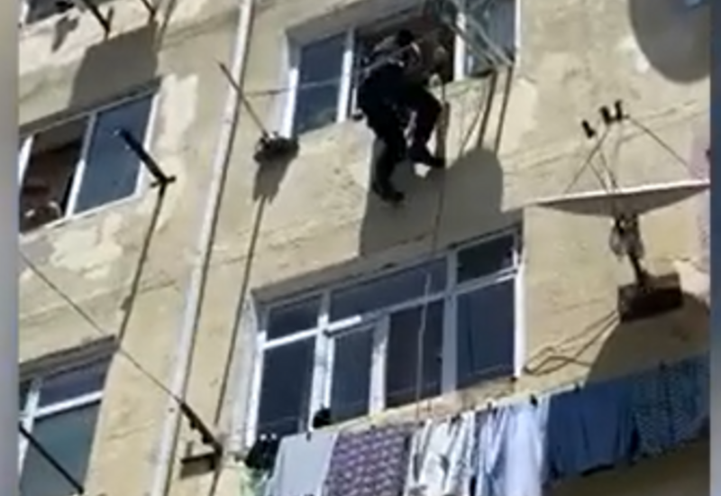 В Габале спасли ребенка из запертой квартиры
