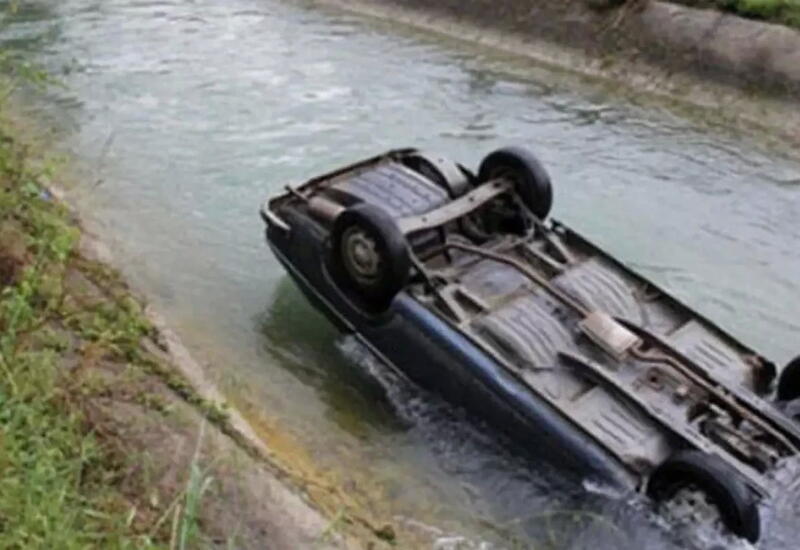 В Сальяне машина сорвалась в воду