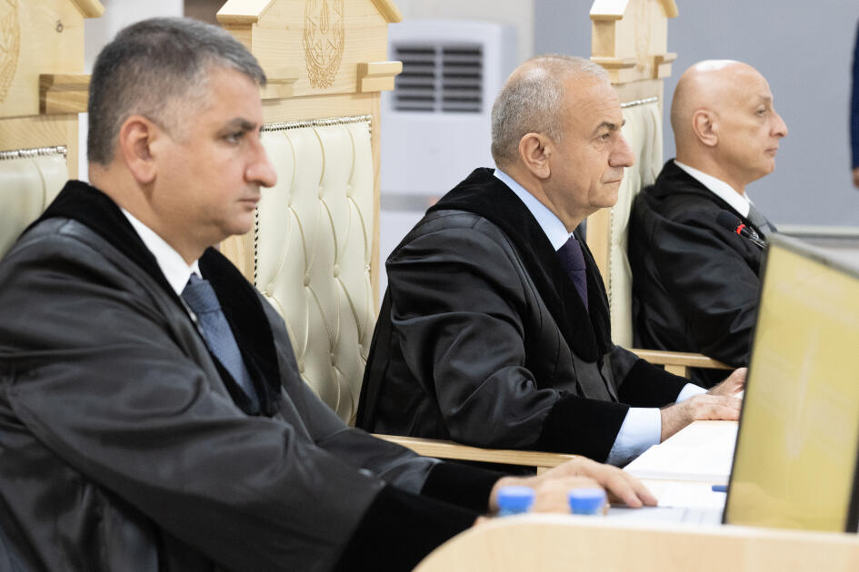 На судебном заседании были продемонстрированы видеокадры пыток, учиненных вооруженными силами Армении при захвате азербайджанцев в плен