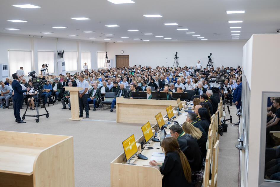 На судебном заседании были продемонстрированы видеокадры пыток, учиненных вооруженными силами Армении при захвате азербайджанцев в плен