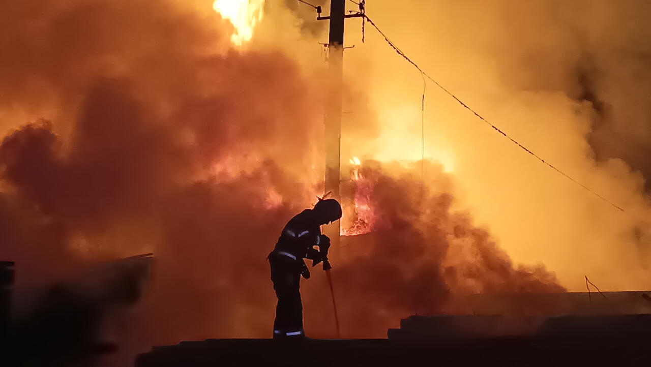 Крупный пожар на рынке в Баку