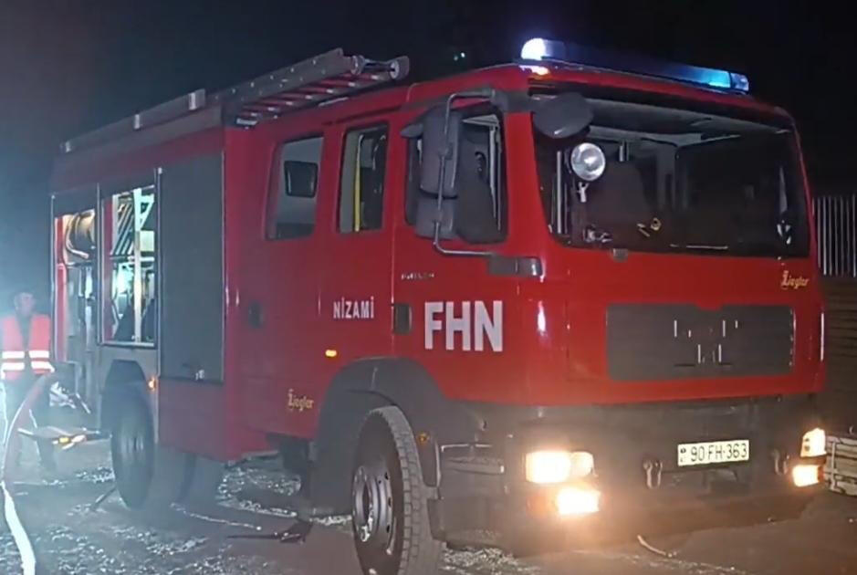 Крупный пожар на рынке в Баку