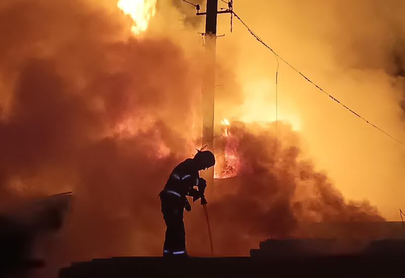 Крупный пожар на рынке в Баку